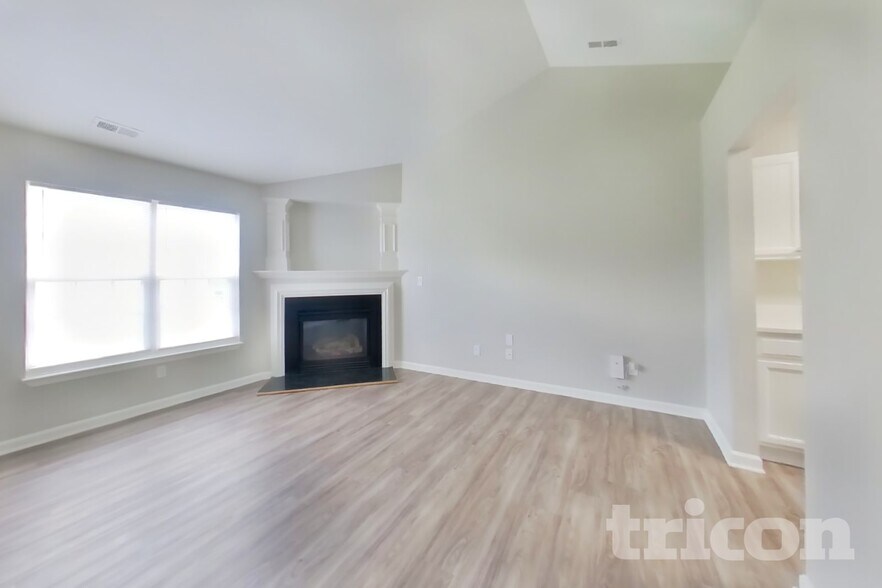 Building Photo - 10203 Green Hedge Ave