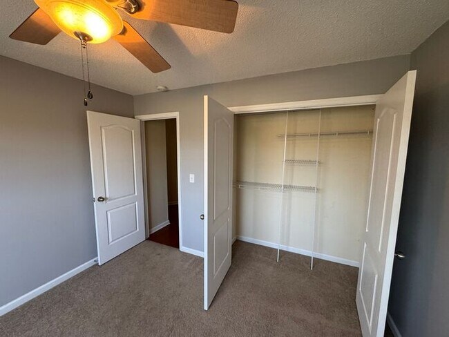 Building Photo - Prime Location and Fenced Yard