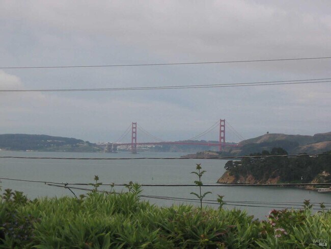 Building Photo - 230 Diviso St