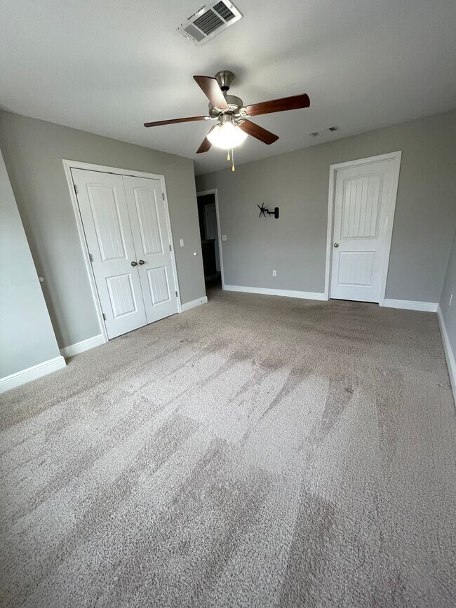 Building Photo - *** MOVE IN SPECIAL! Half OFF 1st Month's Rent!