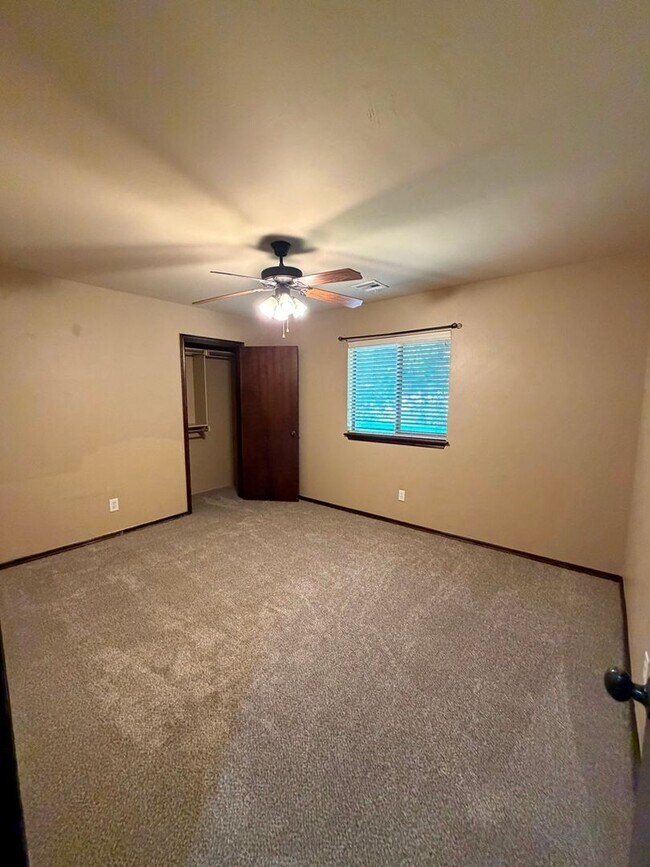 Building Photo - 3 bd/2 ba on Half acre - Edmond Schools