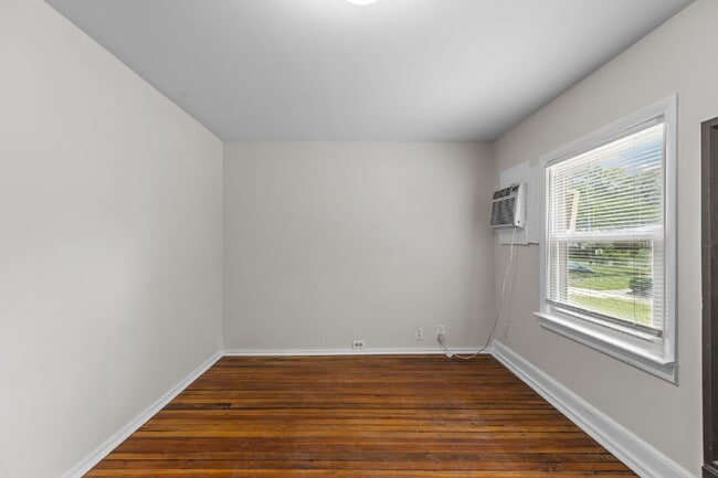 Building Photo - "Charming 1-Bedroom Retreat with Gleaming ...