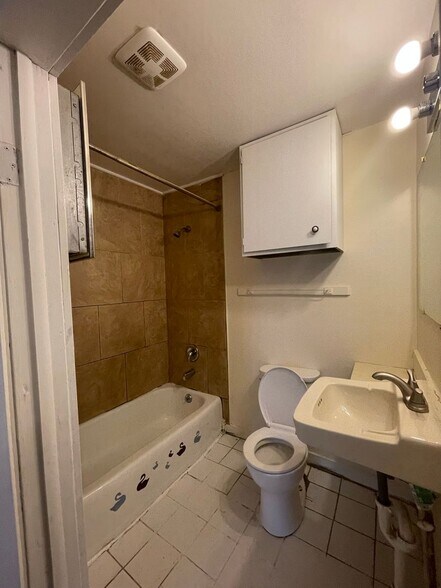Building Photo - 45 1/2 Willow St
