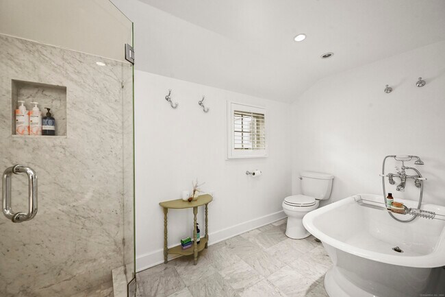 Building Photo - 104 Roton Ave