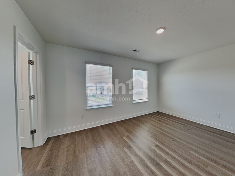 Building Photo - 9016 Henley Ave