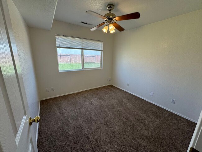 Building Photo - 4 Bedroom - 2 bath - Single Family Home in a Great Location!