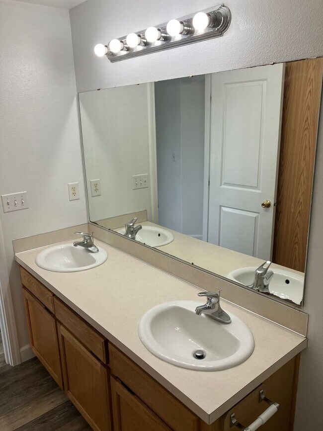 Building Photo - Three Bedroom Duplex in North Salem