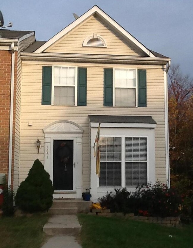 Primary Photo - Beautiful End of Row Townhouse