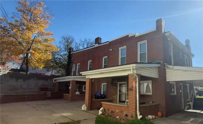 Building Photo - 545 Lowry Ave