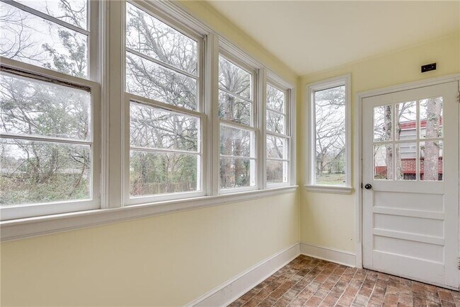 Building Photo - 1287 Eastland Rd SE