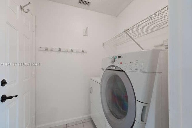 Building Photo - 642 SE 22nd Dr