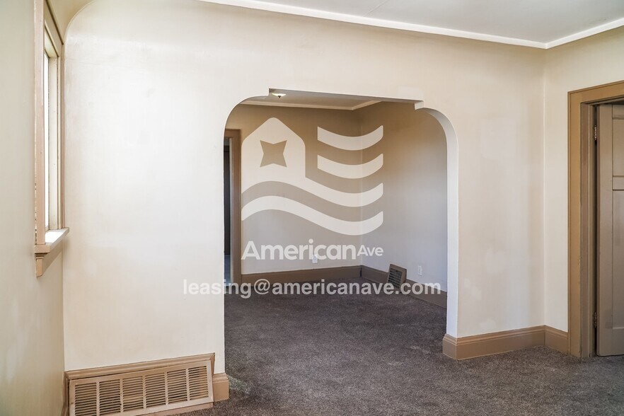 Building Photo - 4037#4101 Lower West Fairmount Avenue, 53209; #730423 - 730423