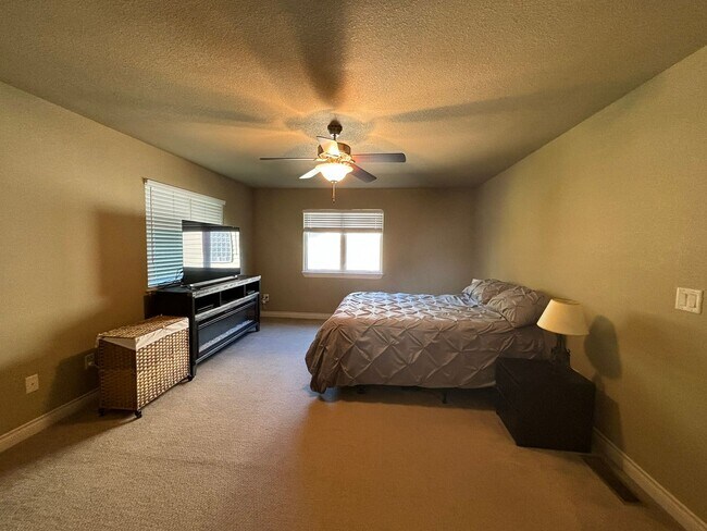 Building Photo - 3 BED | 3 BATH | TOWNHOME | DOUBLE GARAGE | WEST