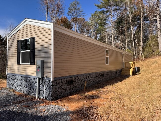 Building Photo - Energy-efficient mobile home for rent