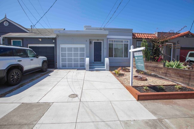 Building Photo - Stunning 2BD/1BA Contemporary Home with Pa...