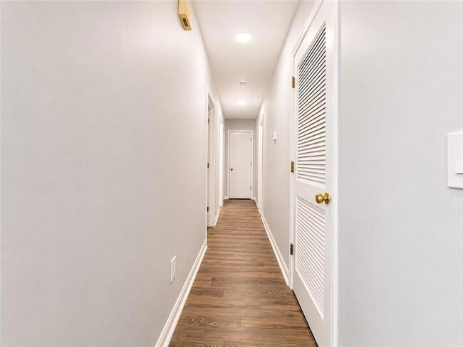Building Photo - 4798 Kings Crossing Dr NE