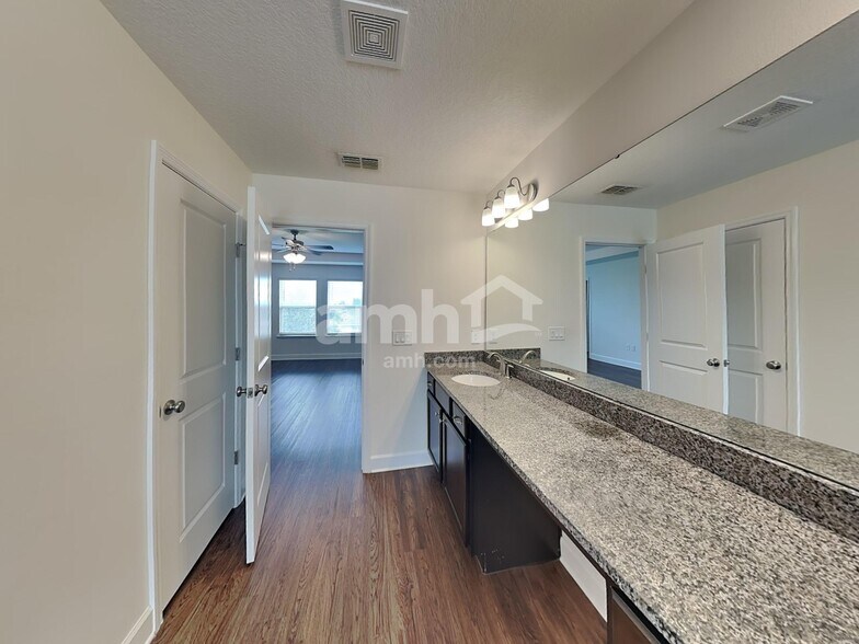 Building Photo - 220 Crestrun Loop