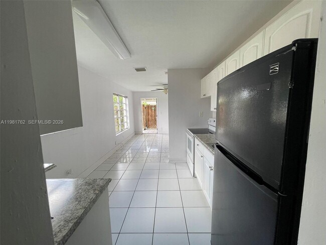 Building Photo - 5751 SW 38th Ct