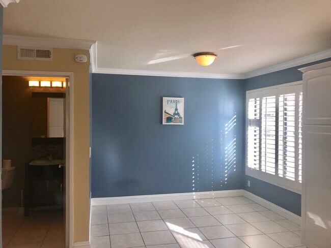 Building Photo - Beautiful and spacious multilevel townhouse in model home condition