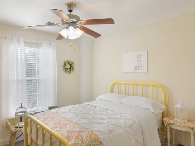 Building Photo - Your Perfect Summerville Retreat: 3BR Townhome with Garage
