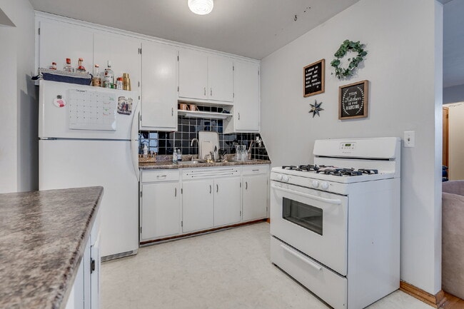 Building Photo - HUGE home with unique layout near U of MN - 5 bed 2 bath