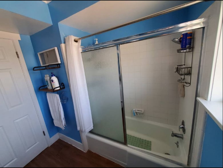 full bath - 805 Tully Rd