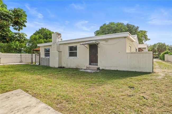 Building Photo - 201 S Biscayne River Dr