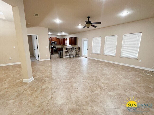 Building Photo - Stunning 4 Bedroom Home in Crestview!