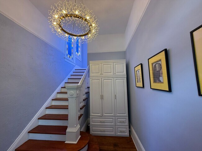 Building Photo - Spacious 4bed/ 3bath home located in the heart of Uptown - Partially furnished ***