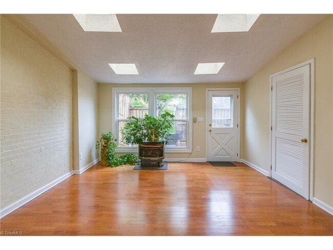 Building Photo - Cozy Home in Sherwood West