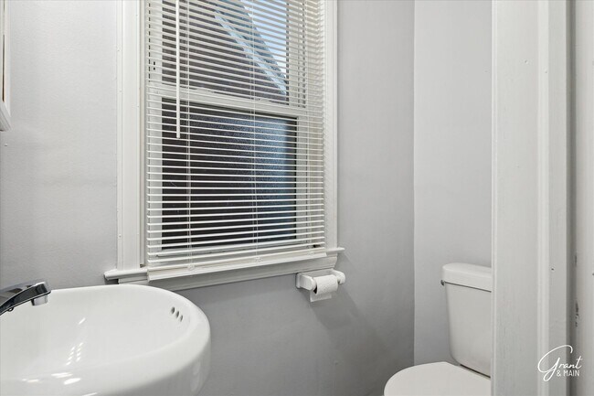 Building Photo - $1300 3 bedroom