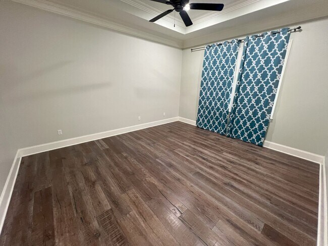 Building Photo - Stunning 4 bedroom, 3 bathroom 2 story hom...