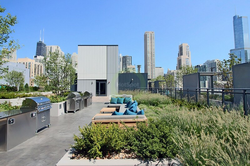 Building Photo - 647 N Wells St