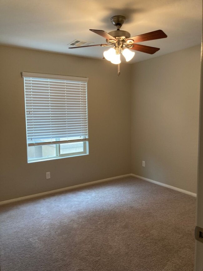 Building Photo - 3 bedroom 2 bath 2 car garage