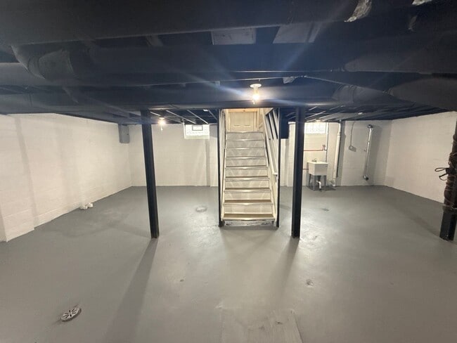 Building Photo - This beautifully updated 3-bedroom, 1-bath...
