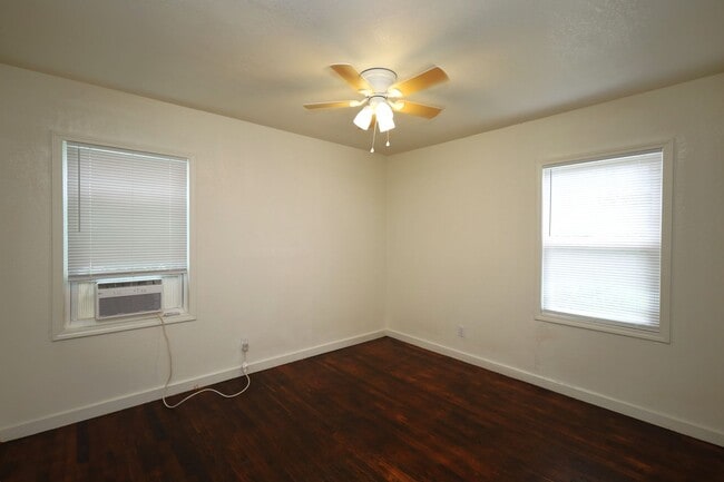 Building Photo - 1705 Clover Dr