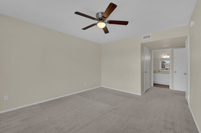 Building Photo - You will love this 2 bedroom condo! Update...