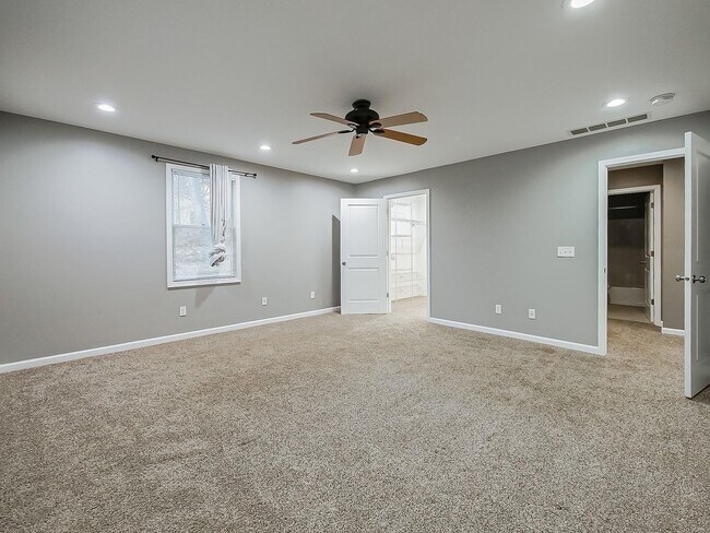 Building Photo - Charming 3-Bed, 2.5-Bath Home in Pinckney!