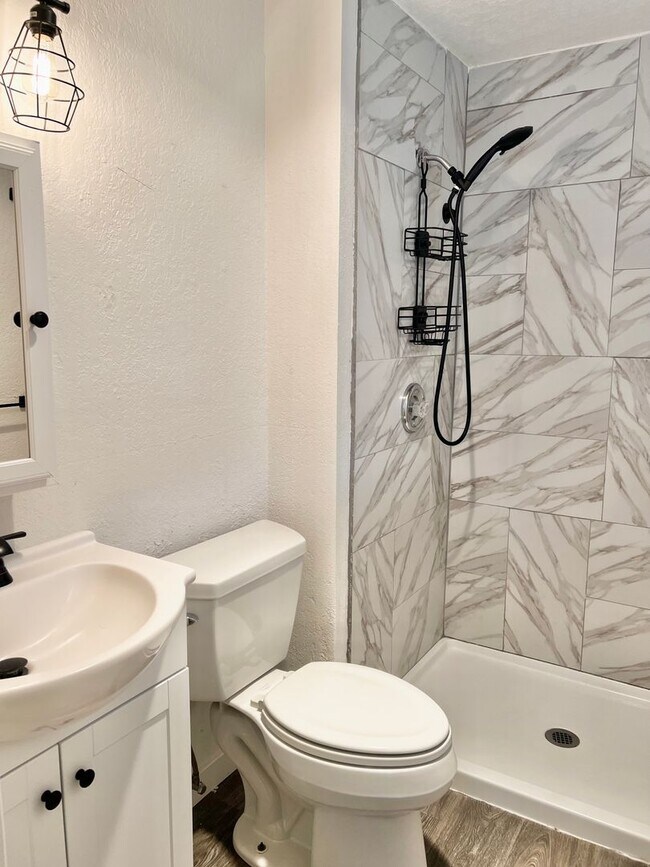 Building Photo - AVAILABLE NOW! 3BD 1.75 BATH SINGLE STORY HOME LARGE CORNER LOT