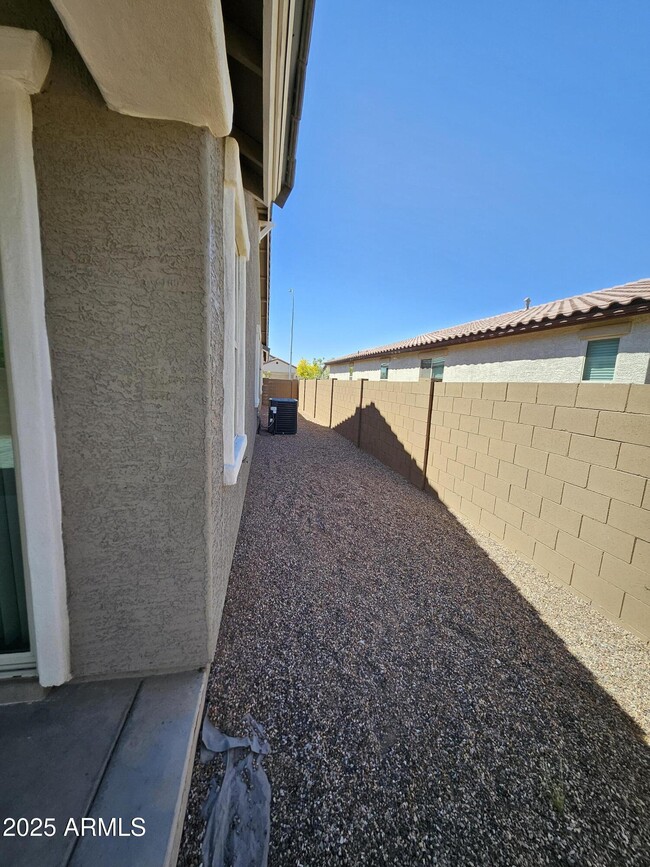 Building Photo - 10756 W Hadley St