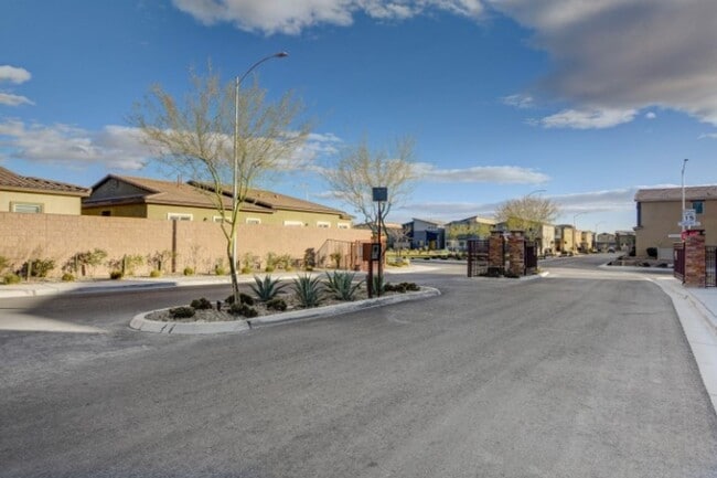 Building Photo - Don't miss this Top Notch 4 Bedroom, Beaut...