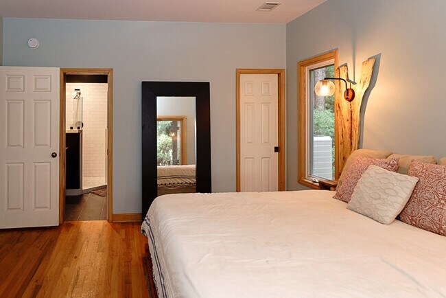 Building Photo - Amazing sunsets at this waterfront home