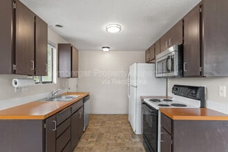 Building Photo - 911 E Bridgeport Ave