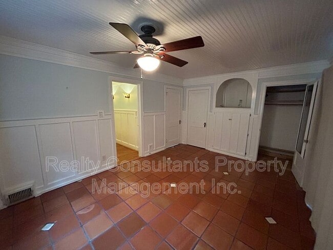 Building Photo - 2461 Lyndhurst Ave