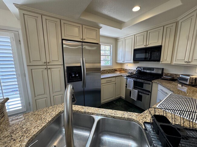 Building Photo - 2 Bedroom - 2 Bathroom single level