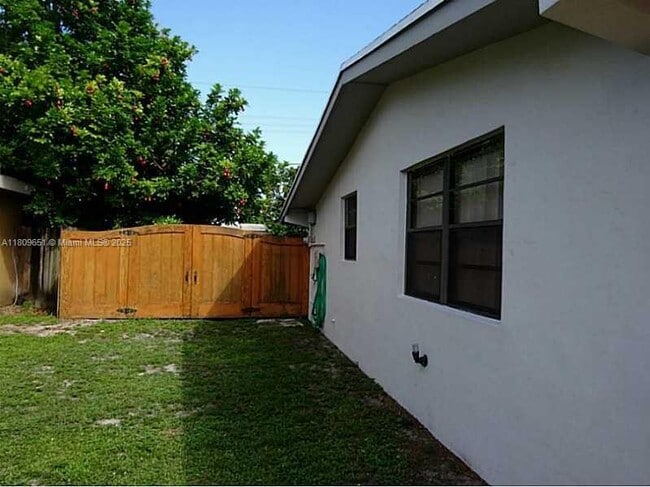 Building Photo - 2631 Alcazar Dr