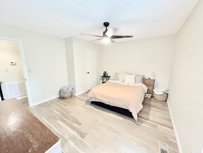 Building Photo - 415 Mayfield Dr