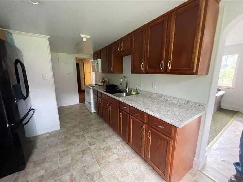 Building Photo - 323 Highland Ave