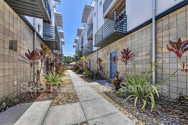 Building Photo - 5008 S MacDill Ave