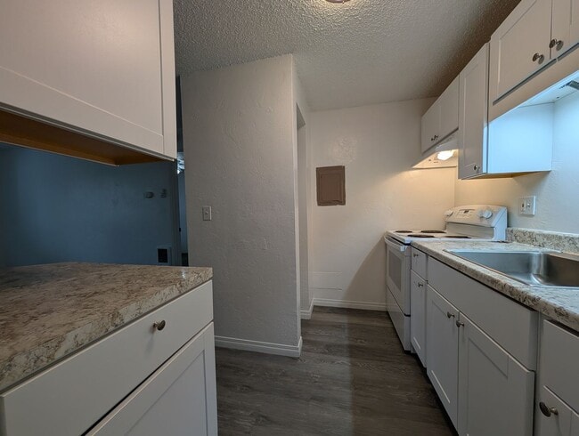Building Photo - Updated 1-Bedroom, 1-Bath Apartment With On-site Laundry in Springfield!